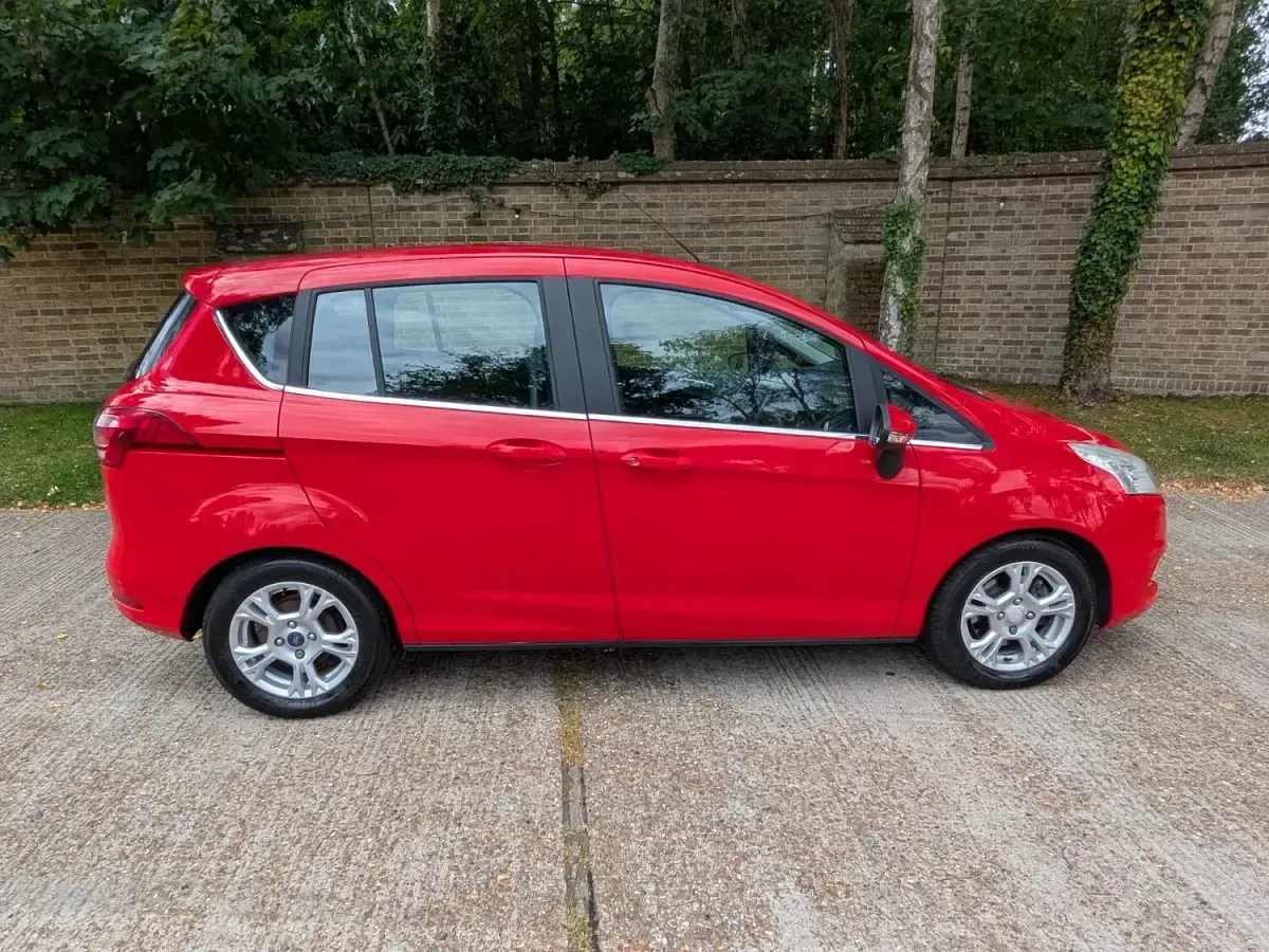 Used Ford B-MAX Zetec 95 HP (69 kW) 2015 Red MPV