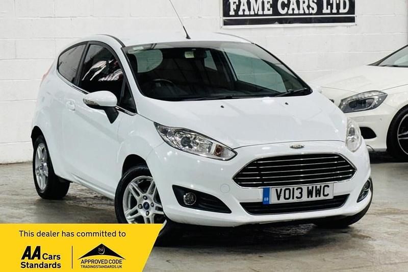 Usado Ford Fiesta Zetec 105 HP (77 kW) 2013 Branco Citadino