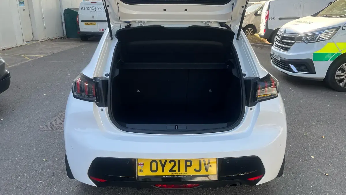 Used Peugeot 208 Allure Premium 102 HP (75 kW) 2021 White Hatchback