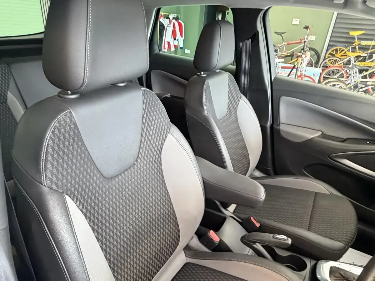 Used Vauxhall Crossland X S 110 HP (80 kW) 2019 White SUV