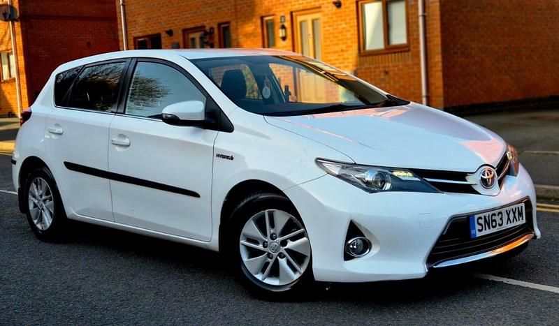 Used Toyota Auris Hybrid 136 HP (100 kW) 2013 White Hatchback