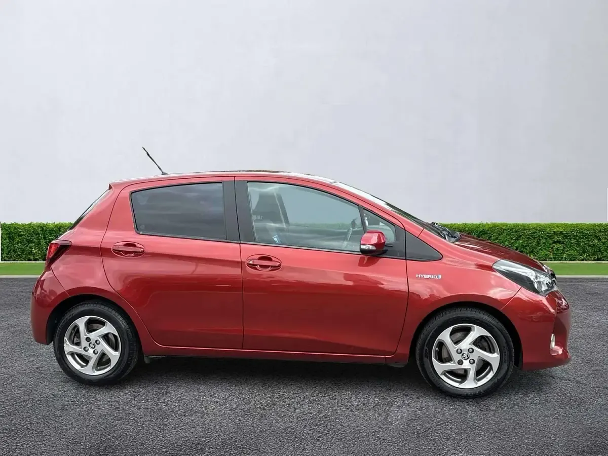 Used Toyota Yaris 2015 Red Hatchback