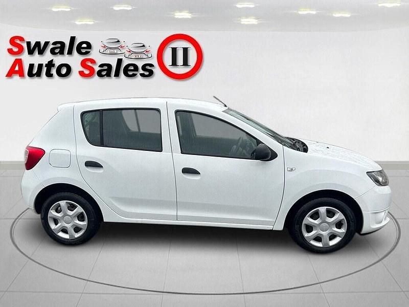 Used Dacia Sandero Ambiance 75 HP (55 kW) 2016 White Hatchback