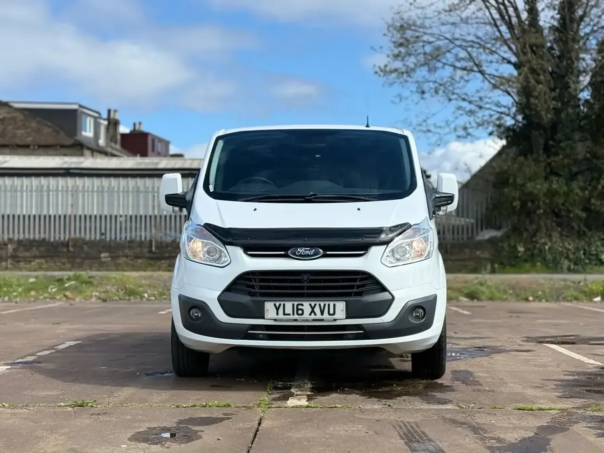 Used Ford Tourneo Custom Titanium 130 HP (95 kW) 2016 White Van