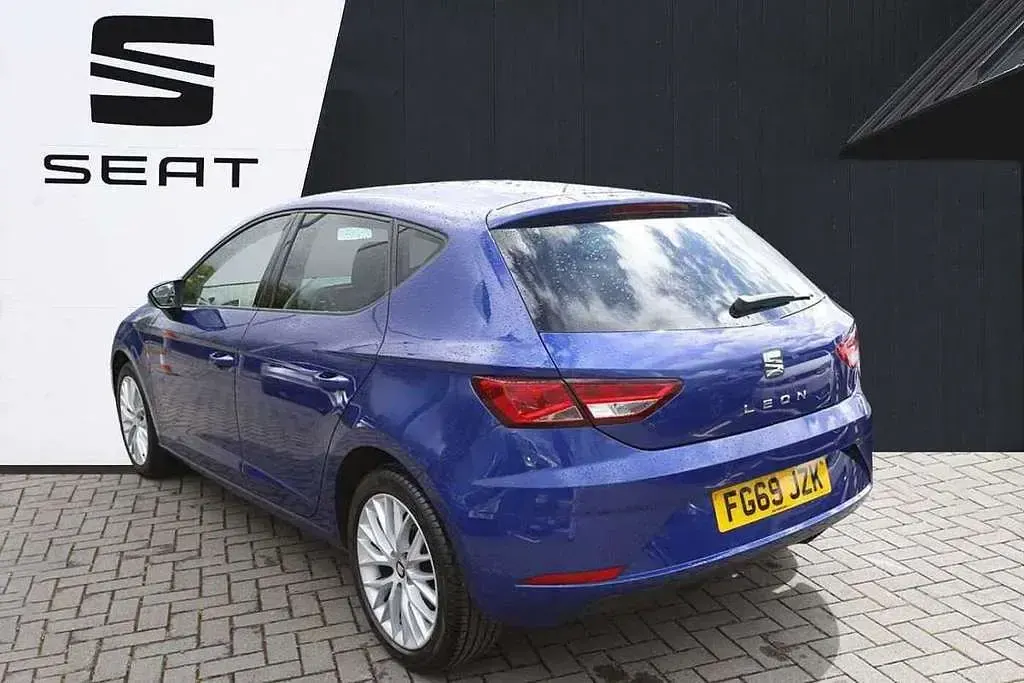 Used Seat Leon SE Dynamic 128 HP (94 kW) 2019 Blue Hatchback