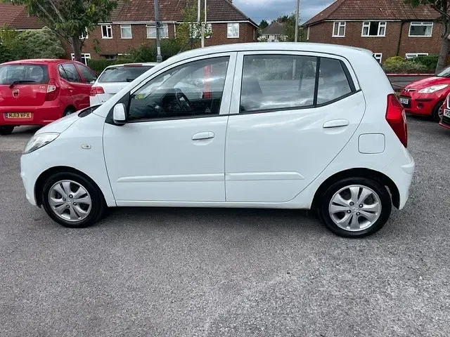 Used Hyundai i10 Active 86 HP (63 kW) 2011 White Hatchback