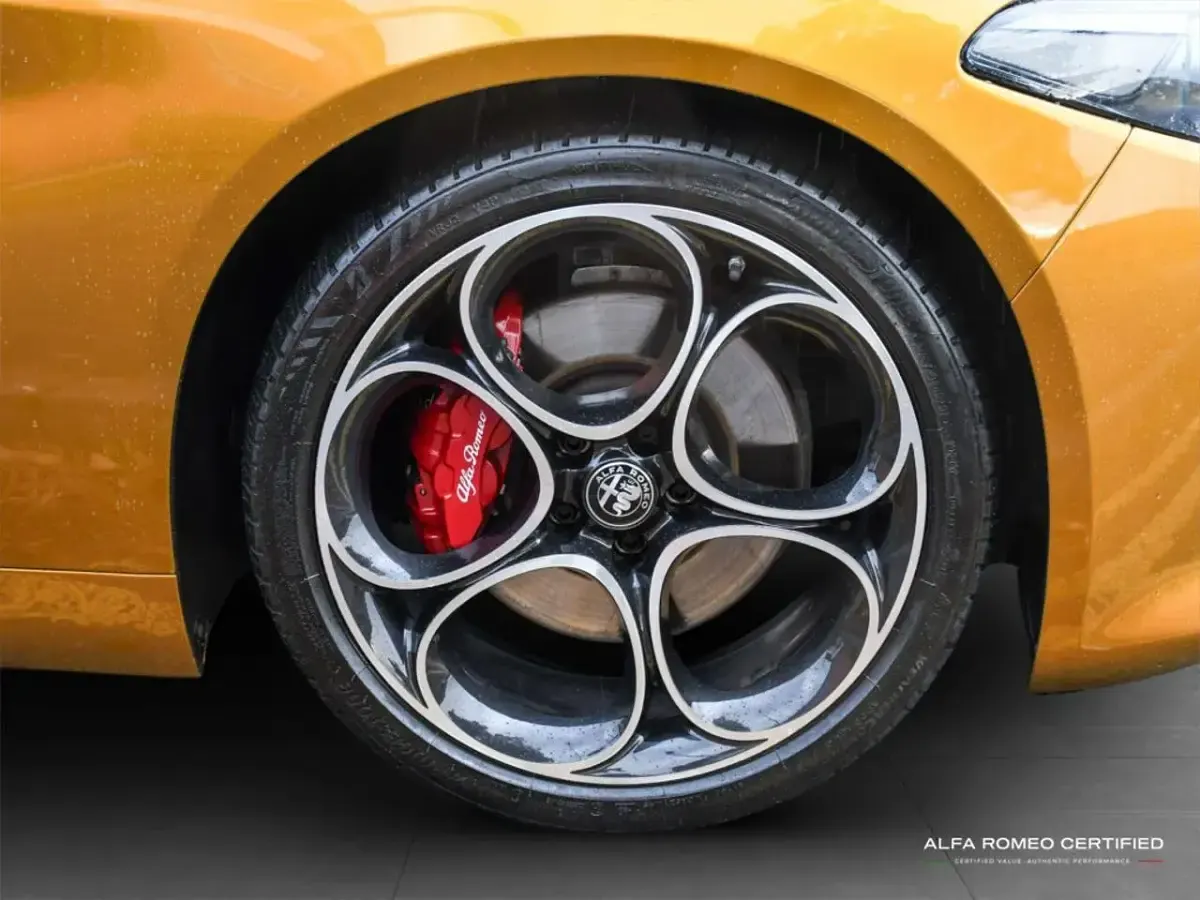 Used Alfa Romeo Giulia Veloce 276 HP (202 kW) 2023 Yellow Sedan