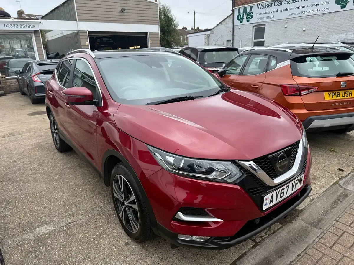 Used Nissan Qashqai N-Connecta 115 HP (84 kW) 2017 Red SUV