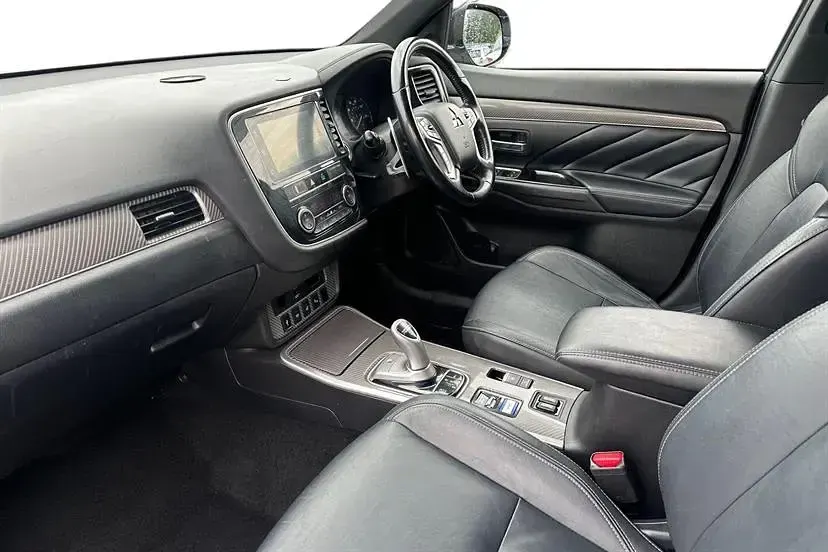 Used Mitsubishi Outlander P-HEV 177 HP (130 kW) 2019 Granite brown SUV