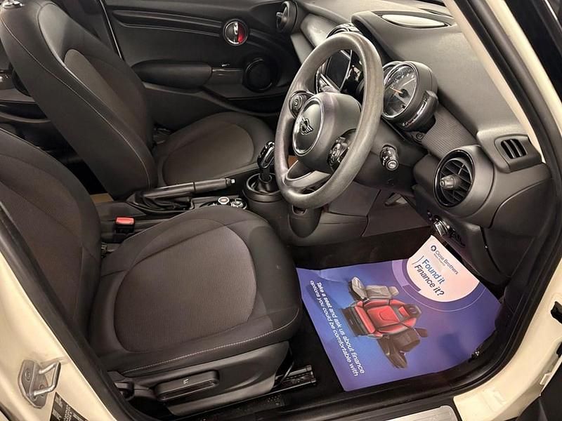 Begagnad Mini Cooper Classic 2019 Vit Halvkombi