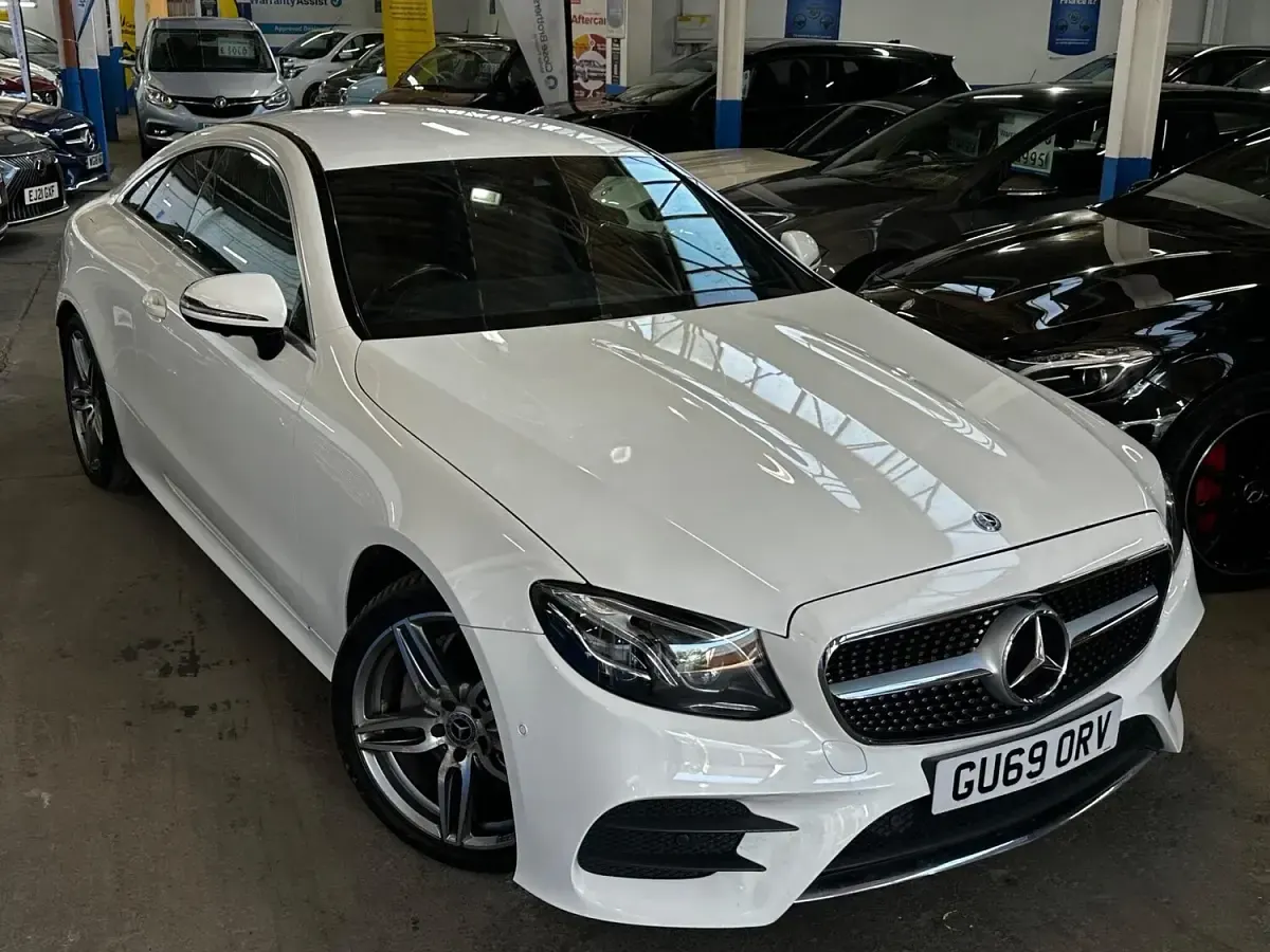 Begagnad Mercedes E220 AMG line 194 HK (142 kW) 2019 Vit Sportkupé