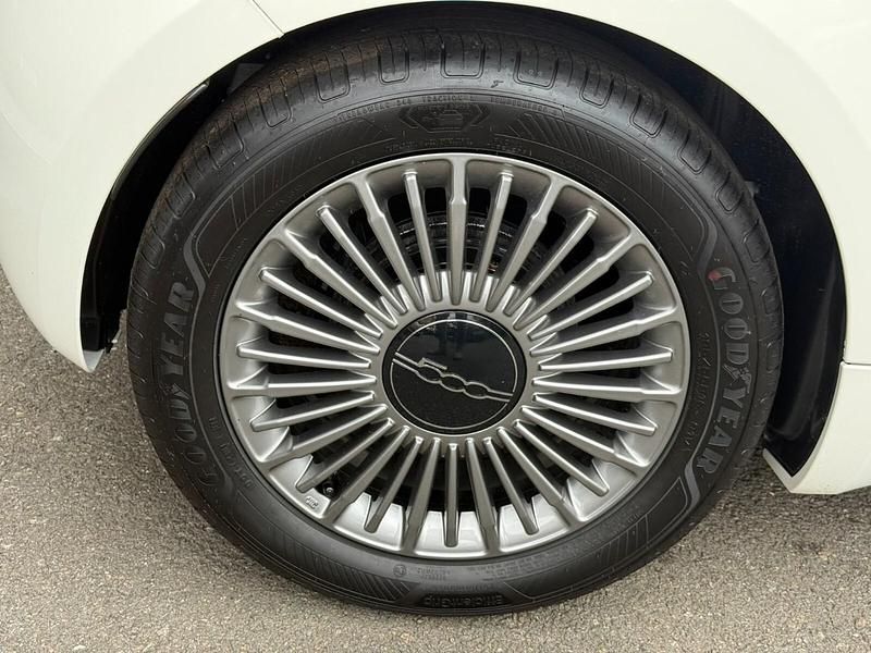 Used Fiat 500e Red 86 kW (118 HP) 2024 White Hatchback