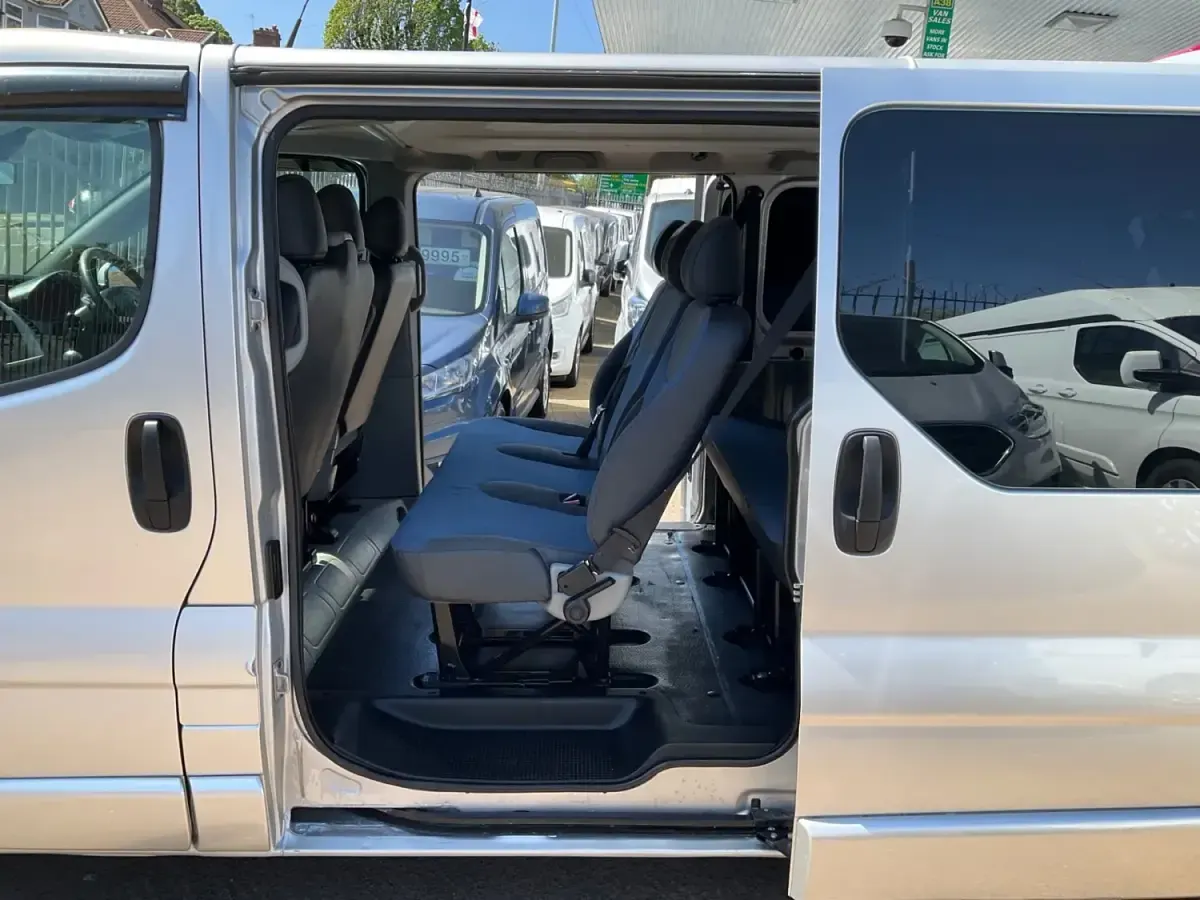 Używany Renault Trafic 115 KM (84 kW) 2013 Srebrny Minivan