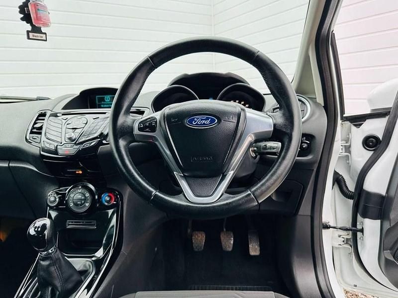 Used Ford Fiesta Zetec 82 HP (60 kW) 2015 White Hatchback