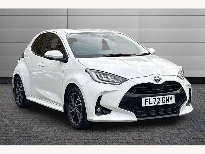 White Used 2022 Toyota Yaris Hybrid Design Hatchback | £17,950 (Fair price) - Image 1/4