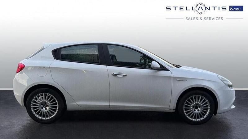 White Used 2016 Alfa Romeo Giulietta Hatchback | £7,934 (Good price) - Image 1/4