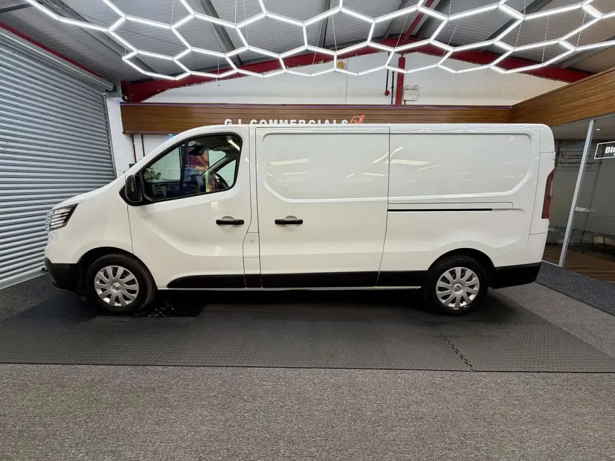 Used Renault Trafic Business 130 HP (95 kW) 2023 White MPV