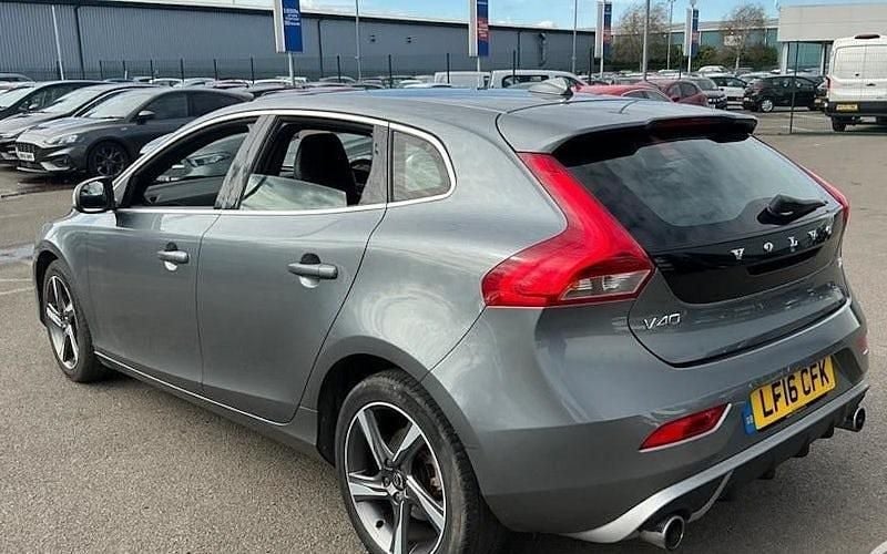 Used Volvo V40 R-Design 122 HP (89 kW) 2019 Hatchback