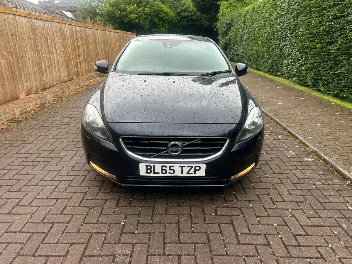 Used Volvo V40 120 HP (88 kW) 2016 Blue Hatchback