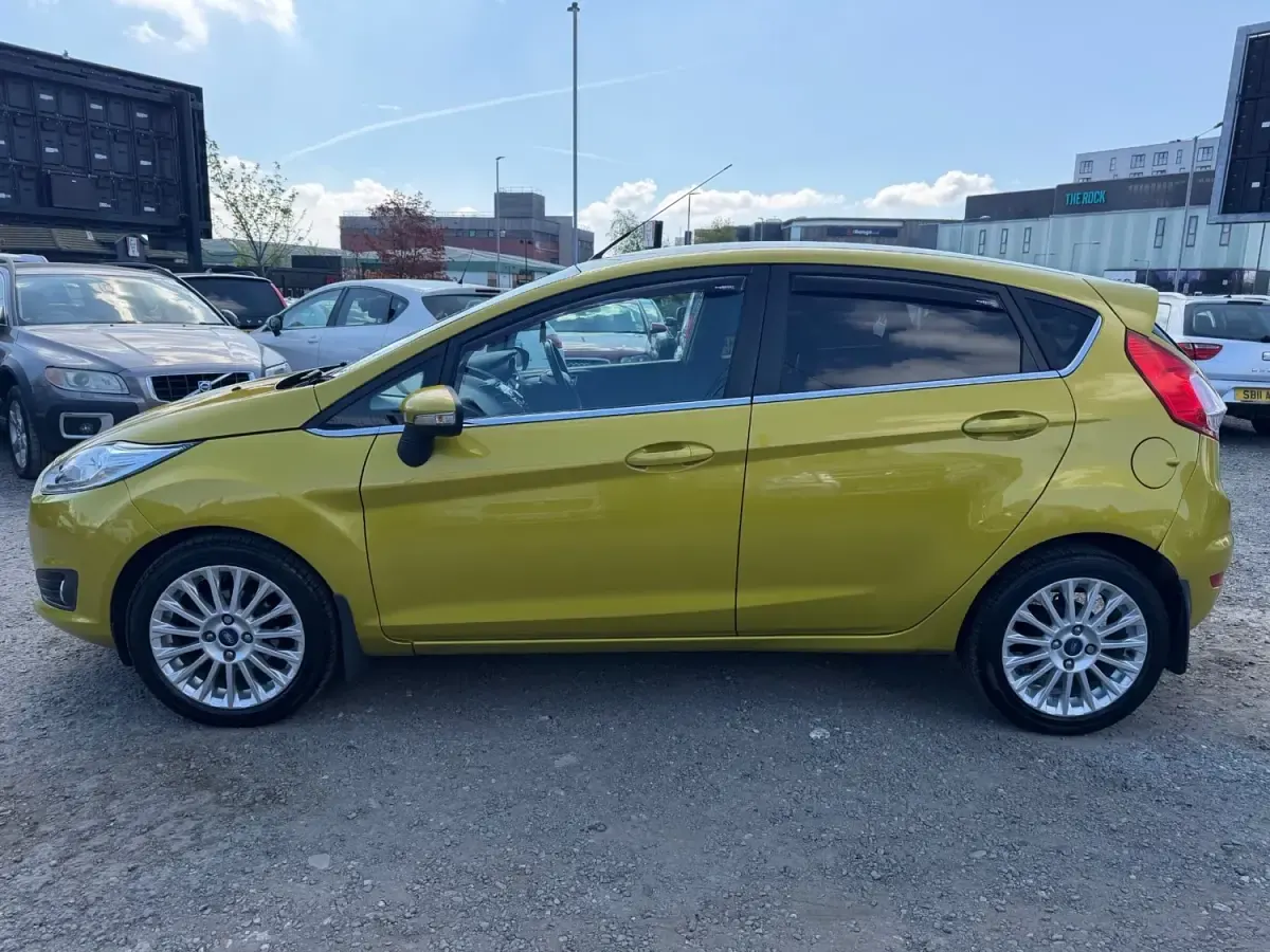 Usado Ford Fiesta Titanium 75 HP (55 kW) 2013 Amarelo Citadino