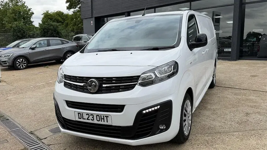 Used Vauxhall Vivaro 100 HP (73 kW) 2023 White MPV