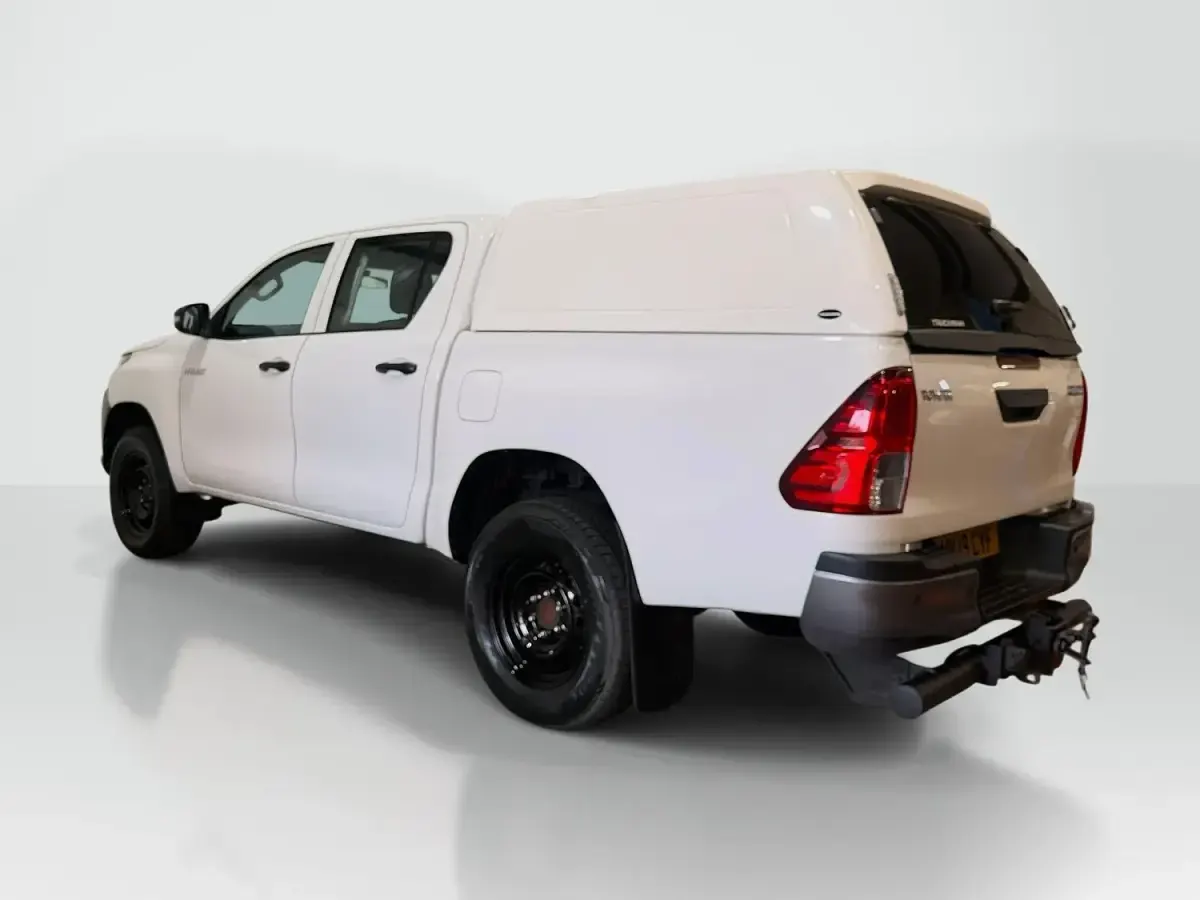 Used Toyota HiLux Active 150 HP (110 kW) 2019 White Pickup
