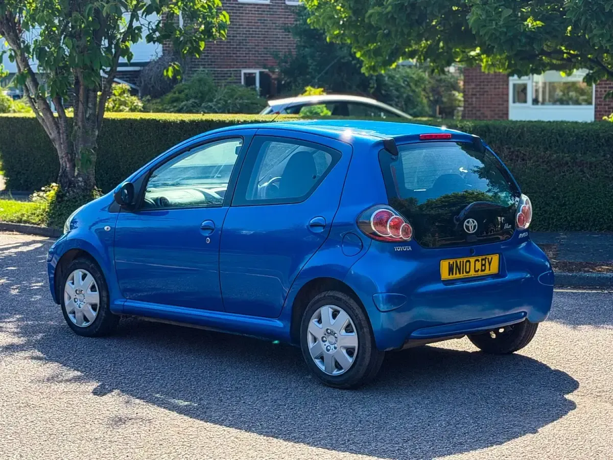 Used Toyota Aygo 68 HP (50 kW) 2010 Blue Hatchback