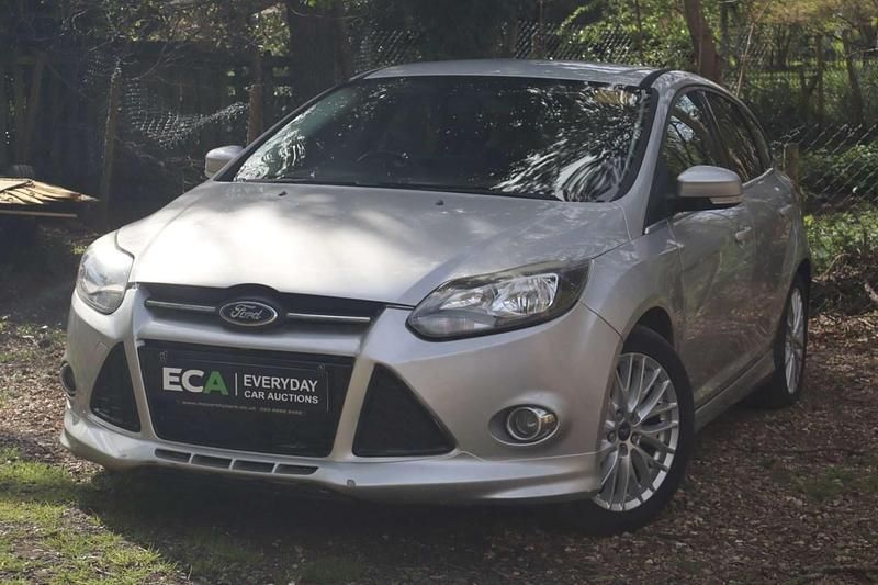 Begagnad Ford Focus Zetec 180 HK (132 kW) 2012 Silver Halvkombi