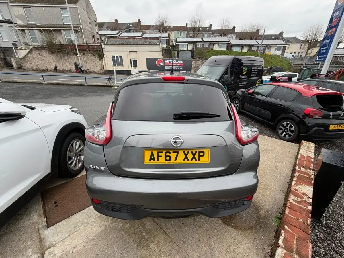 Usado Nissan Juke Acenta 110 HP (80 kW) 2017 Cinzento SUV