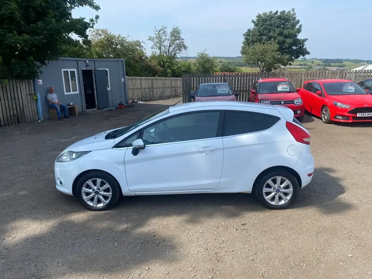 Used Ford Fiesta Zetec 2011 White Hatchback