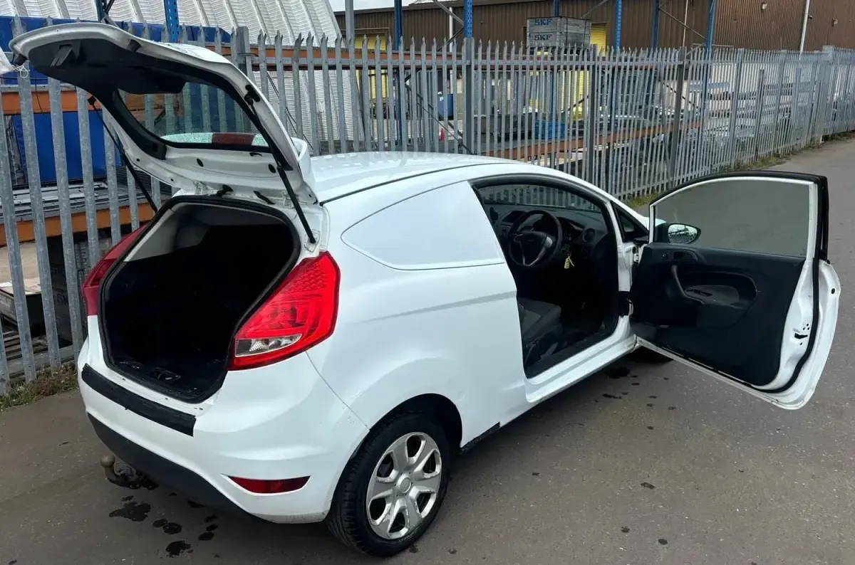 Gebraucht Ford Fiesta 70 PS (51 kW) 2011 Weiß Van