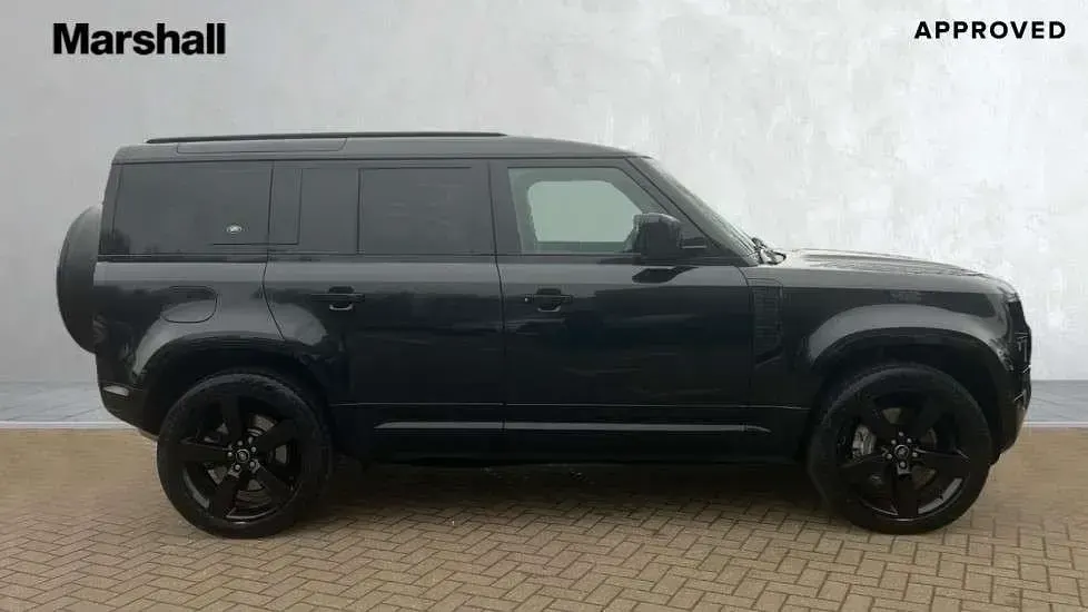 Usado Land Rover Defender HSE Dynamic 300 HP (220 kW) 2022 Preto SUV