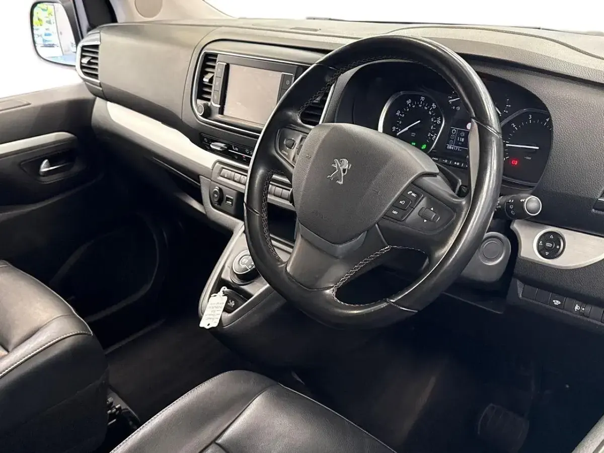 Used Peugeot Traveller Allure 175 HP (128 kW) 2018 Red MPV