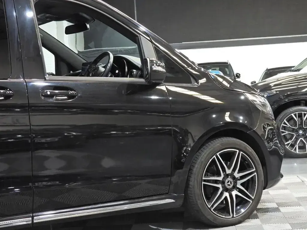 Usado Mercedes V300 AMG line 237 HP (174 kW) 2023 Preto Monovolume