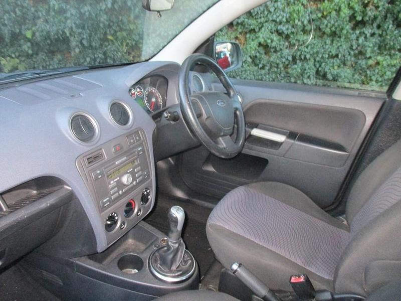 Used Ford Fusion Zetec 79 HP (58 kW) 2010 Black Hatchback