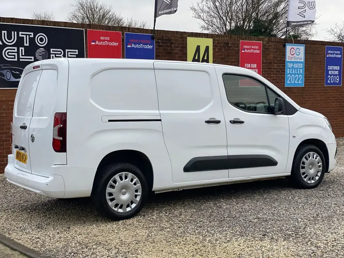Używany Vauxhall Combo Sportive 100 KM (73 kW) 2020 Biały Minivan