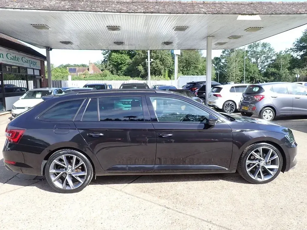 Used Skoda Superb SportLine 190 HP (139 kW) 2018 Black Estate