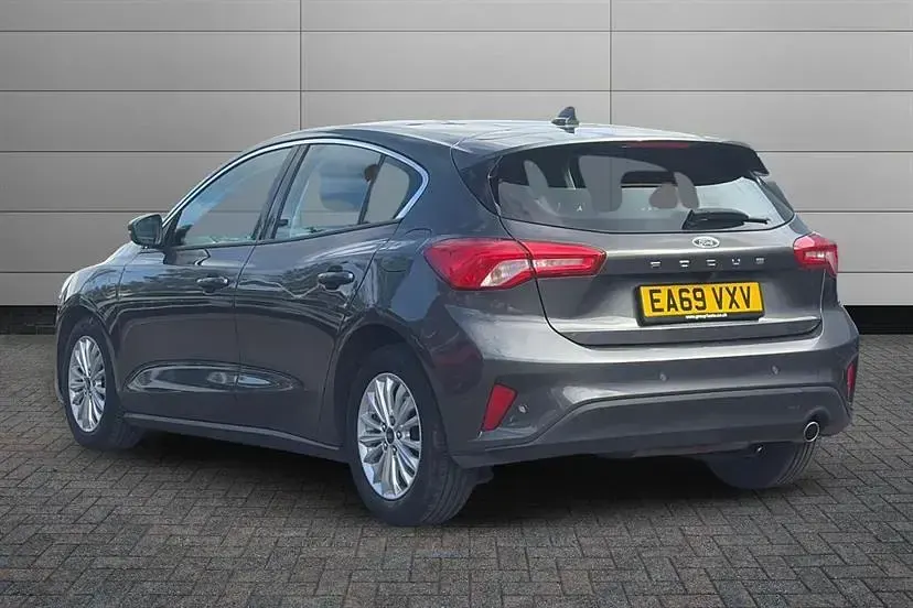 Usado Ford Focus Titanium 120 CV (88 kW) 2019 Gris Utilitario