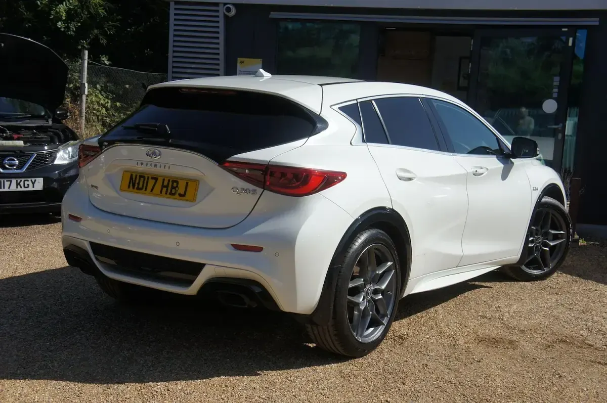 Used Infiniti Q30 Sport Tech 170 HP (125 kW) 2017 White Hatchback