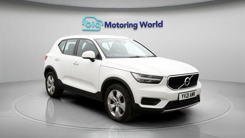 Used Volvo XC40 Momentum 197 HP (144 kW) 2021 White SUV