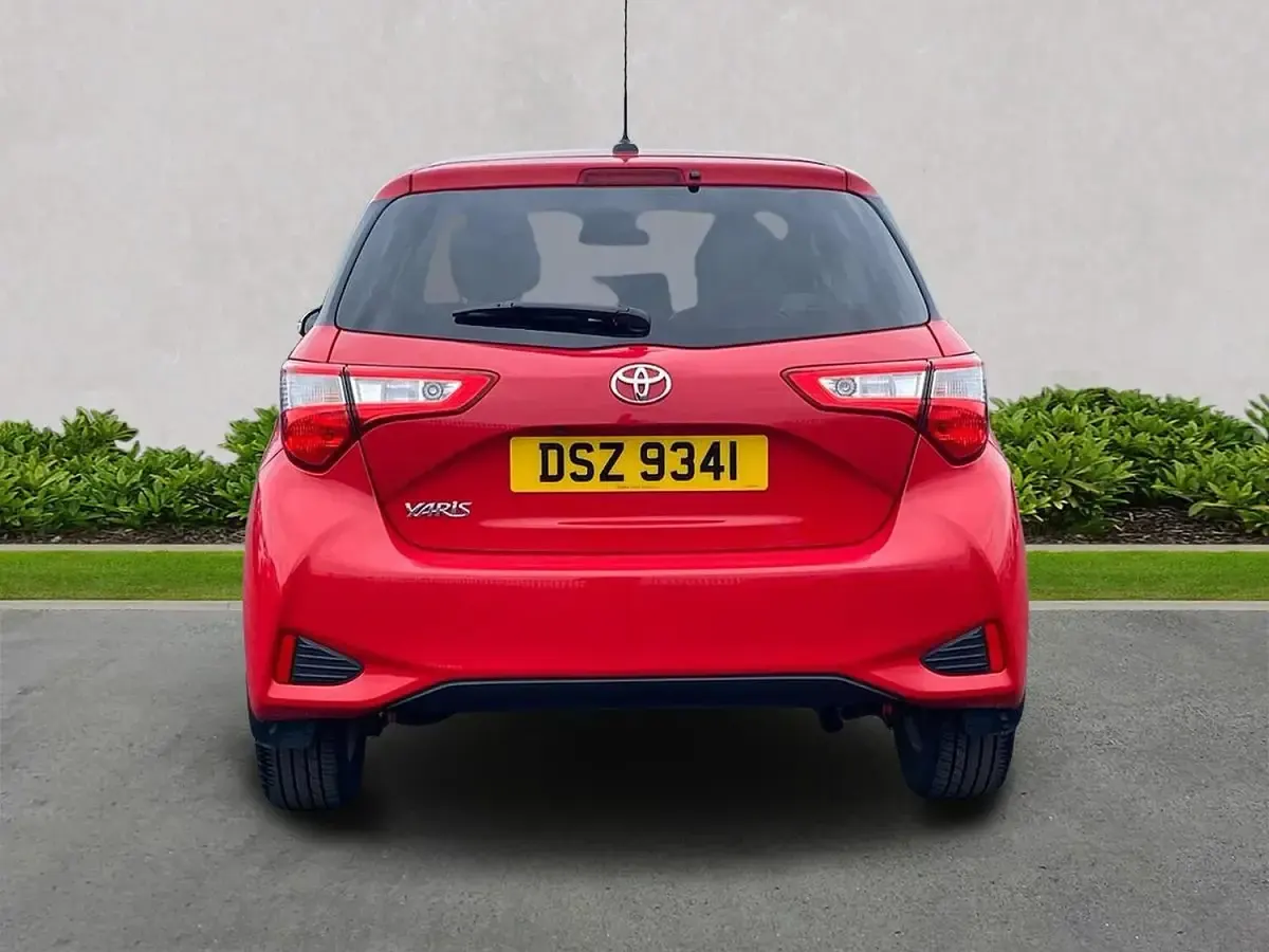 Używany Toyota Yaris 111 KM (81 kW) 2020 Czerwony Hatchback