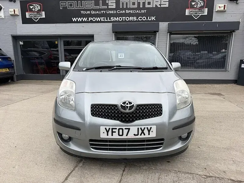 Used Toyota Yaris 87 HP (63 kW) 2007 Silver Hatchback