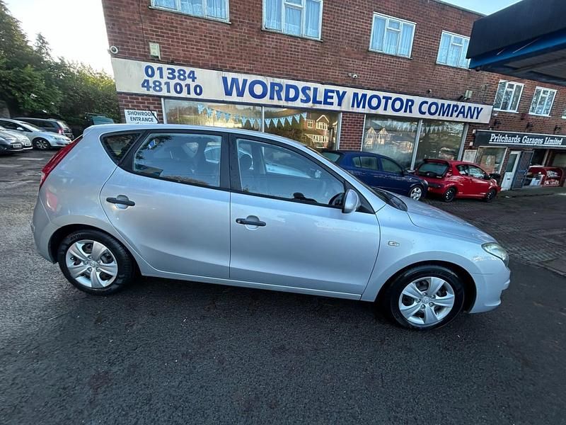 Metallic silver Used 2010 Hyundai i30 Classic Hatchback | £2,499 (Good price) - Image 1/4