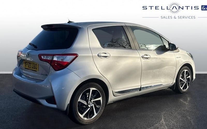 Used Toyota Yaris Hybrid 101 HP (74 kW) 2020 Blue Hatchback