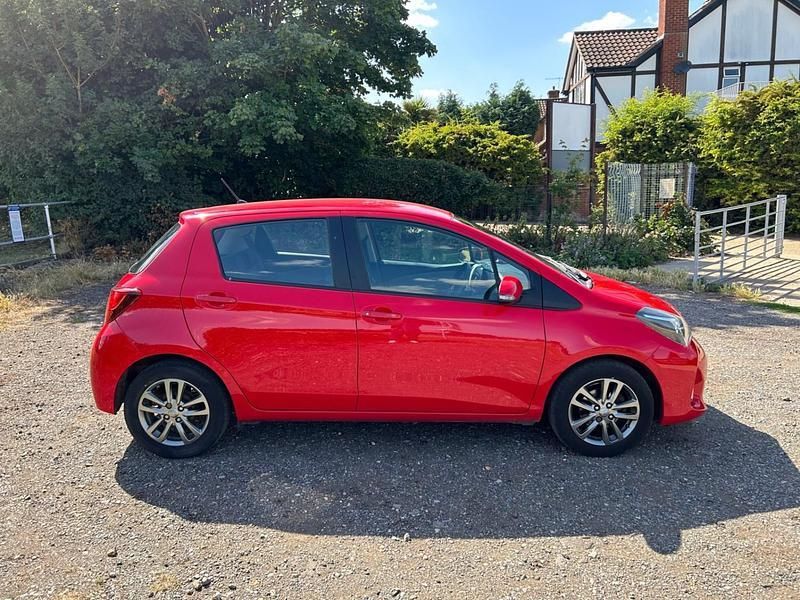 Red Used 2015 Toyota Yaris Hatchback | £4,850 (Good price) - Image 1/4