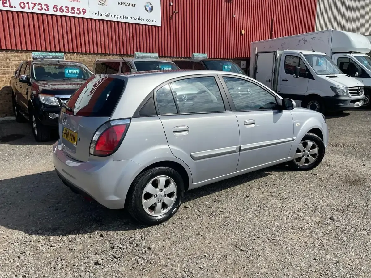 Używany Kia Rio 109 KM (80 kW) 2011 Srebrny Hatchback
