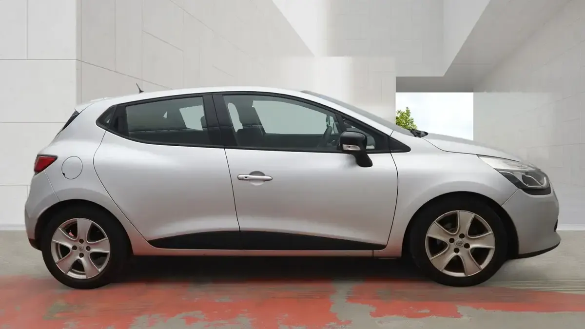 Used Renault Clio Dynamique 75 HP (55 kW) 2015 Silver Hatchback