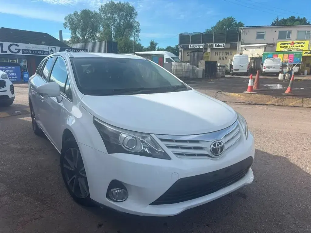 Used Toyota Avensis 126 HP (92 kW) 2014 White Estate