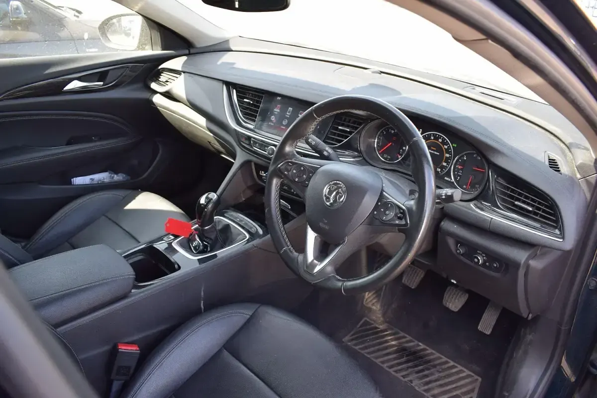 Used Vauxhall Insignia Elite 136 HP (100 kW) 2017 Green Hatchback