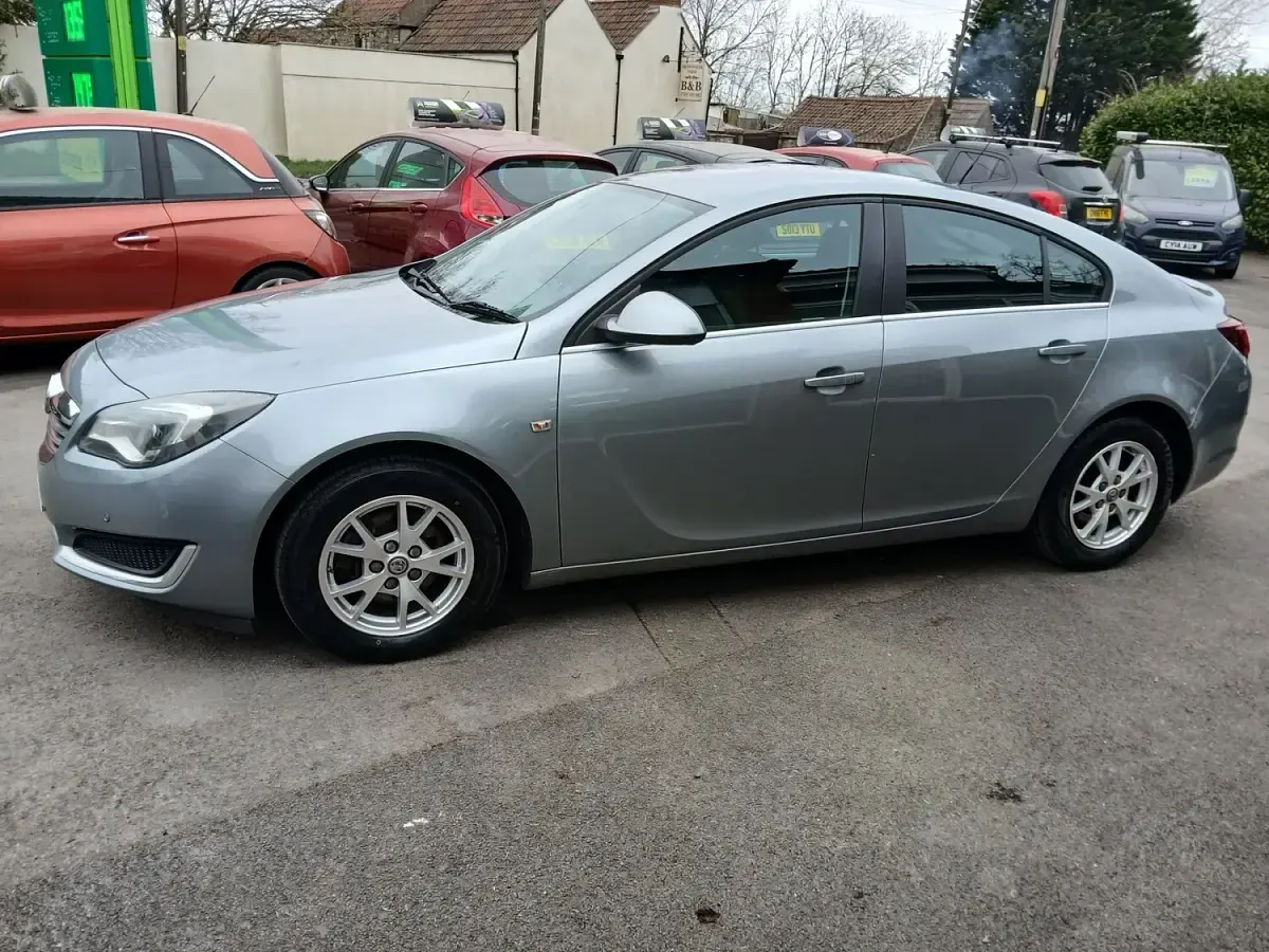 Used Vauxhall Insignia Design Edition 163 HP (119 kW) 2015 Silver Hatchback